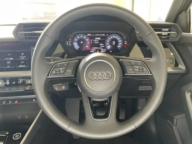 アウディ アウディ Ａ３ セダン 30TFSI アドバンスド 熊本県 2025(令7)年 0.1万km 緑 ・スマートキー/・プッシュスタート/・デジタルライトシグネチャ/・パーキングエイド/・リアクロストラフィックアラート/・接近警告/・Audiプレセンス/・サイドアシスト/・降車警告/・わき見運転警告/・純正ディスプレイオーディオ/　【Bluetooth・USB】/・ワイヤレス充電/・バーチャルコクピット/・LEDヘッドランプ/・純正マット/・保証書/取説