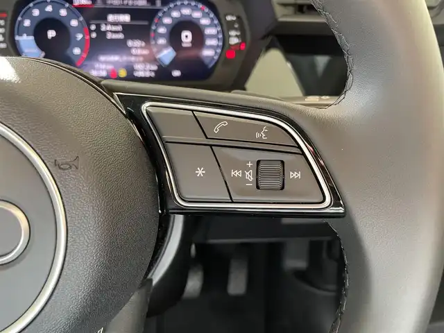 アウディ アウディ Ａ３ セダン 30TFSI アドバンスド 熊本県 2025(令7)年 0.1万km 緑 ・スマートキー/・プッシュスタート/・デジタルライトシグネチャ/・パーキングエイド/・リアクロストラフィックアラート/・接近警告/・Audiプレセンス/・サイドアシスト/・降車警告/・わき見運転警告/・純正ディスプレイオーディオ/　【Bluetooth・USB】/・ワイヤレス充電/・バーチャルコクピット/・LEDヘッドランプ/・純正マット/・保証書/取説