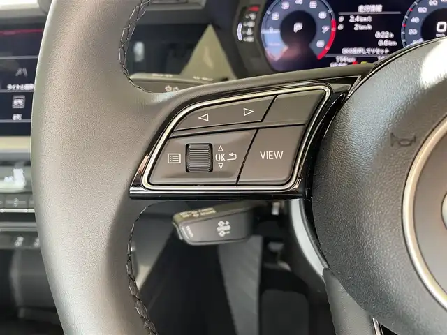 アウディ アウディ Ａ３ セダン 30TFSI アドバンスド 熊本県 2025(令7)年 0.1万km 緑 ・スマートキー/・プッシュスタート/・デジタルライトシグネチャ/・パーキングエイド/・リアクロストラフィックアラート/・接近警告/・Audiプレセンス/・サイドアシスト/・降車警告/・わき見運転警告/・純正ディスプレイオーディオ/　【Bluetooth・USB】/・ワイヤレス充電/・バーチャルコクピット/・LEDヘッドランプ/・純正マット/・保証書/取説
