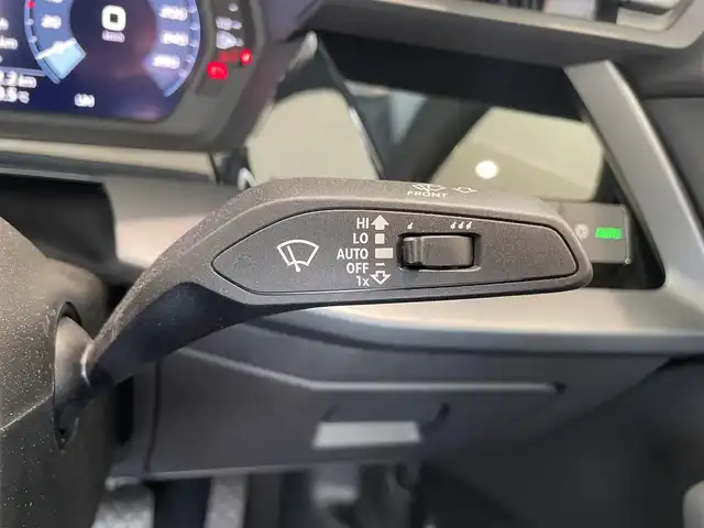アウディ アウディ Ａ３ セダン 30TFSI アドバンスド 熊本県 2025(令7)年 0.1万km 緑 ・スマートキー/・プッシュスタート/・デジタルライトシグネチャ/・パーキングエイド/・リアクロストラフィックアラート/・接近警告/・Audiプレセンス/・サイドアシスト/・降車警告/・わき見運転警告/・純正ディスプレイオーディオ/　【Bluetooth・USB】/・ワイヤレス充電/・バーチャルコクピット/・LEDヘッドランプ/・純正マット/・保証書/取説