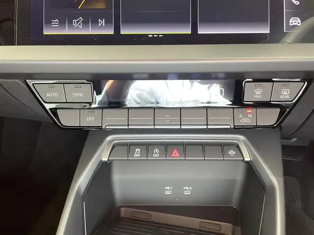 アウディ アウディ Ａ３ セダン 30TFSI アドバンスド 熊本県 2025(令7)年 0.1万km 緑 ・スマートキー/・プッシュスタート/・デジタルライトシグネチャ/・パーキングエイド/・リアクロストラフィックアラート/・接近警告/・Audiプレセンス/・サイドアシスト/・降車警告/・わき見運転警告/・純正ディスプレイオーディオ/　【Bluetooth・USB】/・ワイヤレス充電/・バーチャルコクピット/・LEDヘッドランプ/・純正マット/・保証書/取説