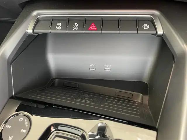 アウディ アウディ Ａ３ セダン 30TFSI アドバンスド 熊本県 2025(令7)年 0.1万km 緑 ・スマートキー/・プッシュスタート/・デジタルライトシグネチャ/・パーキングエイド/・リアクロストラフィックアラート/・接近警告/・Audiプレセンス/・サイドアシスト/・降車警告/・わき見運転警告/・純正ディスプレイオーディオ/　【Bluetooth・USB】/・ワイヤレス充電/・バーチャルコクピット/・LEDヘッドランプ/・純正マット/・保証書/取説