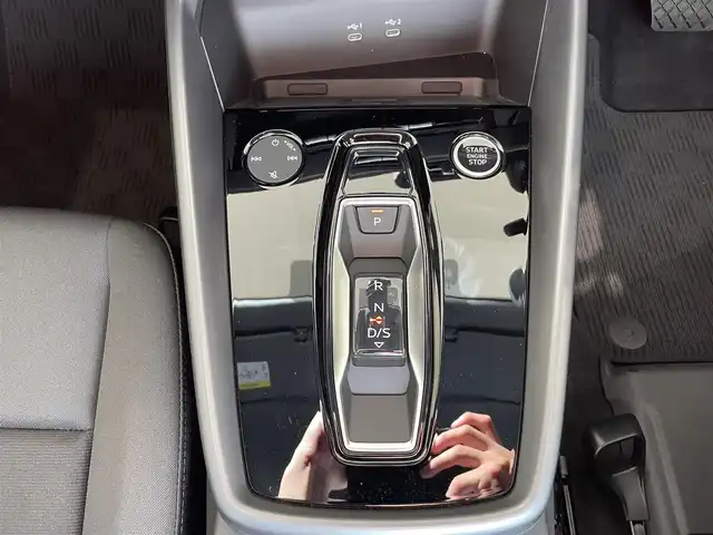 アウディ アウディ Ａ３ セダン 30TFSI アドバンスド 熊本県 2025(令7)年 0.1万km 緑 ・スマートキー/・プッシュスタート/・デジタルライトシグネチャ/・パーキングエイド/・リアクロストラフィックアラート/・接近警告/・Audiプレセンス/・サイドアシスト/・降車警告/・わき見運転警告/・純正ディスプレイオーディオ/　【Bluetooth・USB】/・ワイヤレス充電/・バーチャルコクピット/・LEDヘッドランプ/・純正マット/・保証書/取説