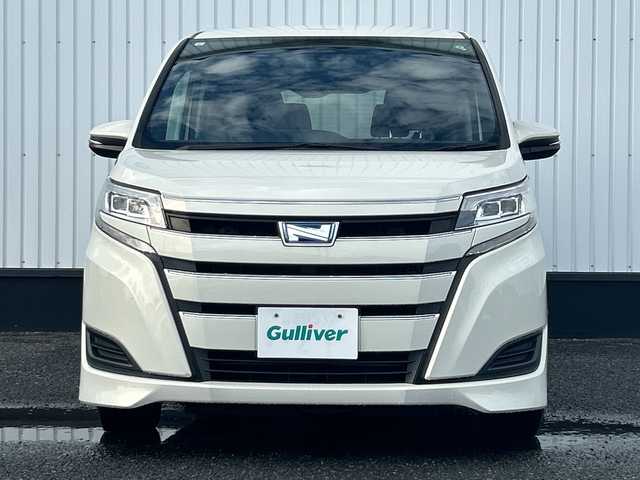トヨタ ノア ハイブリッド X 千葉県 2018(平30)年 5.5万km ラグジュアリーホワイトパールクリスタルシャインガラスフレーク 純正メモリナビ/（TV/BT/CD/DVD/FM/AM）/バックカメラ/ドライブレコーダー/衝突被害軽減システム/車線逸脱警報/クルーズコントロール/パワースライドドア/横滑り防止装置/ETC/アイドリングストップ/LEDヘッドライト/オートライト/ウィンカーミラー/電動格納ミラー/純正15インチAW/シートリフター/プッシュスタート/スマートキー/フロアマット/ドアバイザー/スペアキー/取扱説明書/保証書