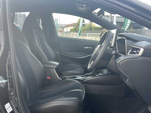 トヨタ カローラ スポーツ ハイブリッドG Z 愛知県 2025(令7)年 0.4万km アティチュードブラックマイカ /禁煙車/ワンオーナー//純正ナビ/フルセグTV//バックカメラ//ビルトインETC2.0//セーフティセンス//プリクラッシュセーフティ//LDA/RSA/RCTA//オートハイビーム//レーダークルーズコントロール//ブラインドスポットモニター//パーキングサボートブレーキ//ステアリングスイッチ//LEDオートライト//フォグランプ//ハーフレザーシート//前席シートヒーター//電子パーキング//ブレーキホールド//ドライブモード/EVモード//スマートキー//プッシュスタート//純正１９インチアルミ//電動格納ミラーウインカー//ドアバイザー/フロアマット//新車保証書/取扱説明書//スペアキー