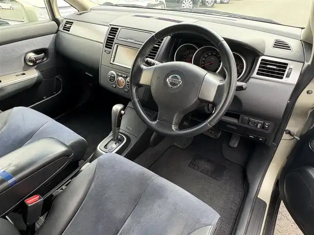 日産 ティーダ 15M+ナビプレミアムネクスト 三重県 2007(平19)年 8万km ウォームシルバー ♪ワンオーナー /インテリキー /スペアキー/純正ナビ/ドライブレコーダー/フォグライト/オートライト/電格ミラー/革巻ステアリング/ヘッドライトレベライザー/プライバシーガラス/フロアマット　/ドアバイザー