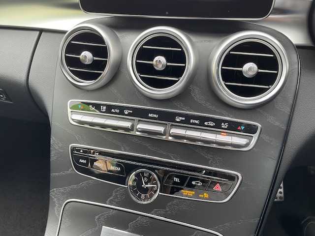 メルセデス・ベンツ Ｃ２２０ｄ ワゴン ローレウスエディション 福井県 2017(平29)年 6.1万km イリジウムシルバー 純正HDDナビゲーション/（CD/DVD/BT）/フルセグテレビ/バックカメラ/プリクラッシュセーフティ/レーンキープアシスト/サンルーフ/黒革シート/パワーシート/シートヒーター/レーダークルーズコントロール/LIM/ブルメスターサラウンドシステム/ターボ/LEDヘッドライト/ブラインドスポットモニター/電動リアゲート/クリアランスソナー/ETC2.0/純正18インチアルミホイール/パドルシフト/ルールレール/オートライト/ステアリングリモコン/プッシュスタート/スマートキー/保証書/取扱説明書