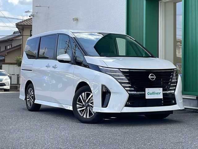 日産 セレナ ハイウェイスター V Vセレクション 岐阜県 2024(令6)年 1.5万km プリズムホワイト 禁煙車/プロパイロット/社外ナビ/AM/FM/CD/DVD/SD/USB/HDMI/フルセグTV/10，1型フリップダウンモニター/デジタルインナーミラー/アラウンドビュー/インテリジェントクルーズ/ビルトインETC/両側パワースライドドア/3列シート/パドルシフト/カーテンエアバッグ/電子パーキング/アイドリングストップ/純正フロアマット/純正アルミホイール/オートエアコン/パワーウィンドウ/オートライト/オートハイビーム/スマートキー/スペアキー