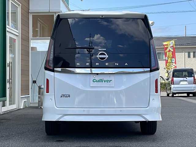 日産 セレナ ハイウェイスター V Vセレクション 岐阜県 2024(令6)年 1.5万km プリズムホワイト 禁煙車/プロパイロット/社外ナビ/AM/FM/CD/DVD/SD/USB/HDMI/フルセグTV/10，1型フリップダウンモニター/デジタルインナーミラー/アラウンドビュー/インテリジェントクルーズ/ビルトインETC/両側パワースライドドア/3列シート/パドルシフト/カーテンエアバッグ/電子パーキング/アイドリングストップ/純正フロアマット/純正アルミホイール/オートエアコン/パワーウィンドウ/オートライト/オートハイビーム/スマートキー/スペアキー