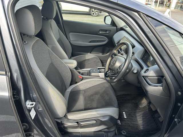 ホンダ フィット e:HEV RS 埼玉県 2024(令6)年 0.3万km メテオロイドグレーメタリック 純正ナビ/　(Bluetooth/iPod/AUX/USB/CD/DVD/FM/AM)/フルセグテレビ/バックカメラ/ビルトインETC/前後ドライブレコーダー/レーダークルーズコントロール/衝突被害軽減ブレーキ/車線逸脱警報/クリアランスソナー/パドルシフト/ハーフレザーシート/電子パーキングシステム/ブレーキホールド/オートLEDライト/純正フロアマット/純正16インチアルミホイール