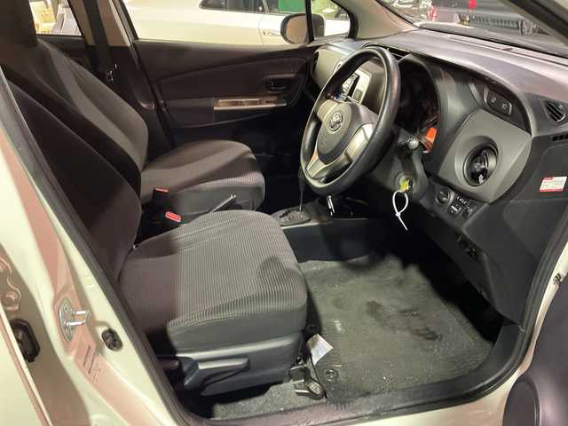 トヨタ ヴィッツ F 兵庫県 2016(平28)年 8.1万km ホワイトパールクリスタルシャイン 社外オーディオ　clarion cx315/（BT／USB／AUX）/ETC/オートライト/リモコンキー/純正フロアマット/ドアバイザー