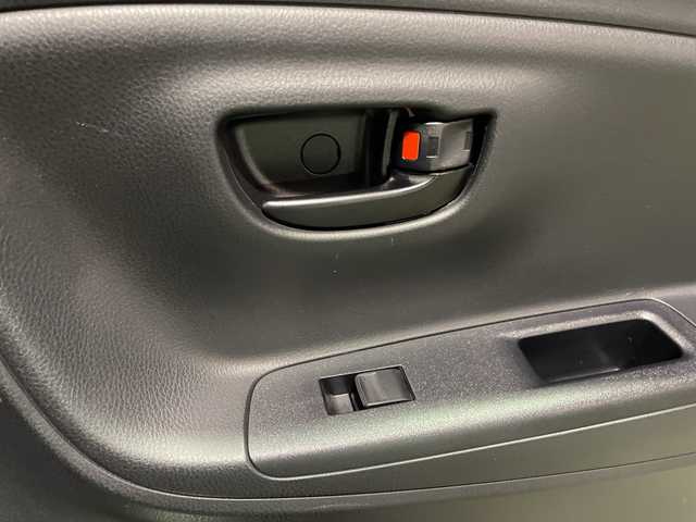 トヨタ ヴィッツ F 兵庫県 2016(平28)年 8.1万km ホワイトパールクリスタルシャイン 社外オーディオ　clarion cx315/（BT／USB／AUX）/ETC/オートライト/リモコンキー/純正フロアマット/ドアバイザー