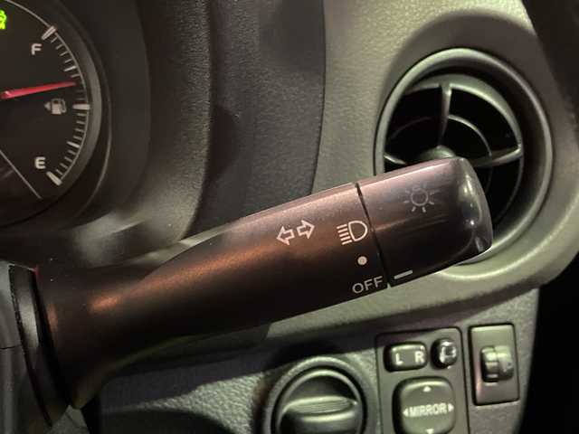 トヨタ ヴィッツ F 兵庫県 2016(平28)年 8.1万km ホワイトパールクリスタルシャイン 社外オーディオ　clarion cx315/（BT／USB／AUX）/ETC/オートライト/リモコンキー/純正フロアマット/ドアバイザー