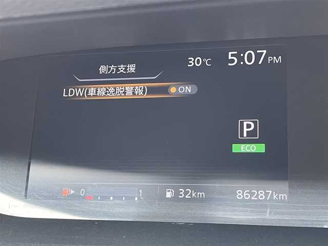 日産 セレナ ハイウェイスター Vセレクション 東京都 2017(平29)年 8.7万km ブリリアントシルバー 純正ナビ/バックモニター/エマージェンシーブレーキ/車線逸脱警報/クルーズコントロール/ハンズフリーオートスライドドア/ＥＴＣ/アイドリングスイッチ/横滑り防止措置/ステアリングスイッチ