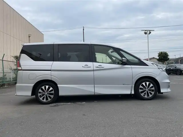 日産 セレナ ハイウェイスター Vセレクション 東京都 2017(平29)年 8.7万km ブリリアントシルバー 純正ナビ/バックモニター/エマージェンシーブレーキ/車線逸脱警報/クルーズコントロール/ハンズフリーオートスライドドア/ＥＴＣ/アイドリングスイッチ/横滑り防止措置/ステアリングスイッチ