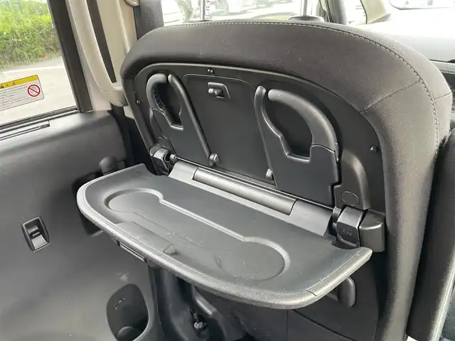 日産 セレナ ハイウェイスター Vセレクション 東京都 2017(平29)年 8.7万km ブリリアントシルバー 純正ナビ/バックモニター/エマージェンシーブレーキ/車線逸脱警報/クルーズコントロール/ハンズフリーオートスライドドア/ＥＴＣ/アイドリングスイッチ/横滑り防止措置/ステアリングスイッチ