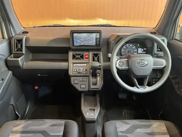 ダイハツ タフト X 宮城県 2022(令4)年 1.1万km サンドベージュメタリック 純正ナビ(Strada/CN-HE01WD)/バックカメラ/フルセグTV/Bluetooth接続/ステアリングスイッチ/LEDヘッドライト/オートライト/ガラスルーフ/ドラレコ/電動パーキング/オートホールド/アイドリングストップ/衝突軽減システム/スペアキー×１