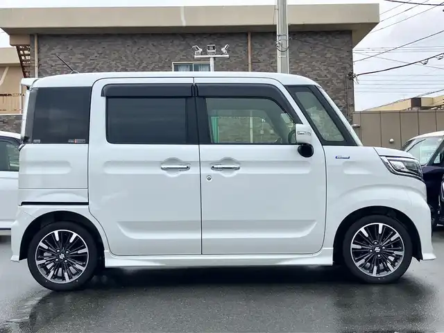 スズキ スペーシア カスタム HYBRID XS ターボ 静岡県 2023(令5)年 1.8万km ピュアホワイトP 純正９インチナビ(CD/DVD/BT/フルセグ)/全方位カメラ/ドライブレコーダー/ETC/パドルシフト/ターボ/レーダークルーズコントロール/スマートキー/スペアキー１本/USB入力端子/純正フロアマット/純正アルミホイール/両側パワースライドドア/ハーフレザーシート/D席シートヒーター/コーナーセンサー/レーンキープアシスト/盗難防止装置/オートライト/オートマチックハイビーム/LEDヘッドライト/W+サイドエアバッグ/衝突軽減システム/ヘッドアップディスプレイ/エンジンスタートボタン/パワーステアリング/パワーウィンドウ/アイドリングストップ/オートエアコン/ベンチシート/ABS