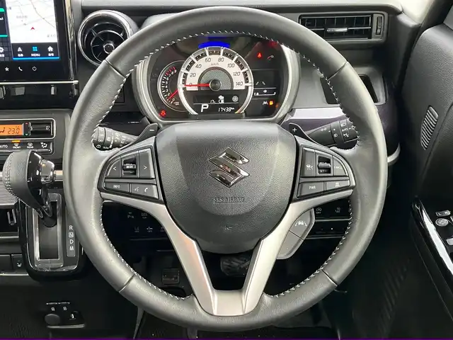 スズキ スペーシア カスタム HYBRID XS ターボ 静岡県 2023(令5)年 1.8万km ピュアホワイトP 純正９インチナビ(CD/DVD/BT/フルセグ)/全方位カメラ/ドライブレコーダー/ETC/パドルシフト/ターボ/レーダークルーズコントロール/スマートキー/スペアキー１本/USB入力端子/純正フロアマット/純正アルミホイール/両側パワースライドドア/ハーフレザーシート/D席シートヒーター/コーナーセンサー/レーンキープアシスト/盗難防止装置/オートライト/オートマチックハイビーム/LEDヘッドライト/W+サイドエアバッグ/衝突軽減システム/ヘッドアップディスプレイ/エンジンスタートボタン/パワーステアリング/パワーウィンドウ/アイドリングストップ/オートエアコン/ベンチシート/ABS