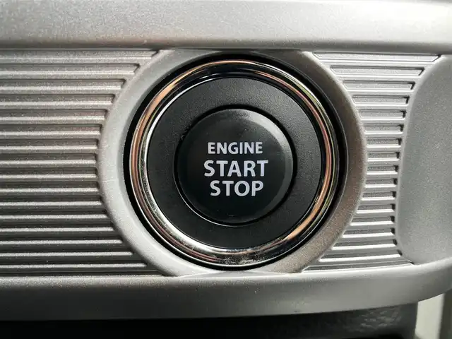 スズキ スペーシア カスタム HYBRID XS ターボ 静岡県 2023(令5)年 1.8万km ピュアホワイトP 純正９インチナビ(CD/DVD/BT/フルセグ)/全方位カメラ/ドライブレコーダー/ETC/パドルシフト/ターボ/レーダークルーズコントロール/スマートキー/スペアキー１本/USB入力端子/純正フロアマット/純正アルミホイール/両側パワースライドドア/ハーフレザーシート/D席シートヒーター/コーナーセンサー/レーンキープアシスト/盗難防止装置/オートライト/オートマチックハイビーム/LEDヘッドライト/W+サイドエアバッグ/衝突軽減システム/ヘッドアップディスプレイ/エンジンスタートボタン/パワーステアリング/パワーウィンドウ/アイドリングストップ/オートエアコン/ベンチシート/ABS