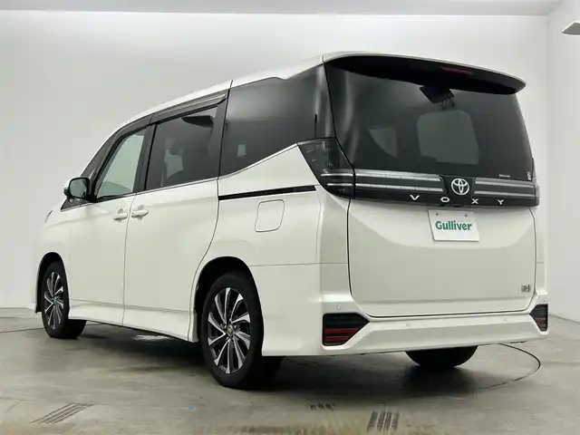 トヨタ ヴォクシー ハイブリッド S－Z 岡山県 2024(令6)年 2.5万km ホワイトパールクリスタルシャイン 純正10.5インチディスプレイオーディオ/「ナビ/CD/DVD/フルセグ/BT/HDMI/USB」/純正14インチフリップダウンモニター/型番:V14T-R72R/快適利便パッケージHigh/ミラー取付型デジタルインナーミラー/100V電源/バックカメラ/ブラインドスポットモニター/レーダークルーズコントロール/電動リアゲート/両側パワースライドドア/シートヒーター（1列目2列目）/ステアリングヒーター/オートハイビーム/LEDヘッドライト（AUTO機能付き）/ビルトインETC2.0/ドライブレコーダー（前後）/衝突軽減ブレーキシステム/横滑り防止装置/車線逸脱防止システム/コーナーセンサー（前後）/アイドリングストップ/スマートキー×2/取扱説明書/ナビ取扱説明書