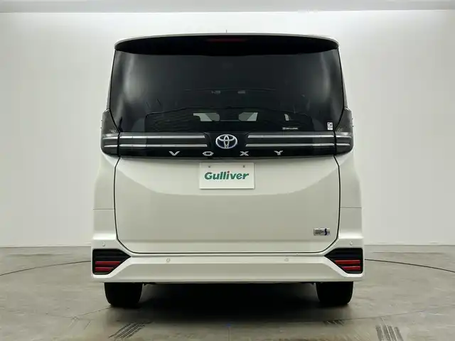 トヨタ ヴォクシー ハイブリッド S－Z 岡山県 2024(令6)年 2.5万km ホワイトパールクリスタルシャイン 純正10.5インチディスプレイオーディオ/「ナビ/CD/DVD/フルセグ/BT/HDMI/USB」/純正14インチフリップダウンモニター/型番:V14T-R72R/快適利便パッケージHigh/ミラー取付型デジタルインナーミラー/100V電源/バックカメラ/ブラインドスポットモニター/レーダークルーズコントロール/電動リアゲート/両側パワースライドドア/シートヒーター（1列目2列目）/ステアリングヒーター/オートハイビーム/LEDヘッドライト（AUTO機能付き）/ビルトインETC2.0/ドライブレコーダー（前後）/衝突軽減ブレーキシステム/横滑り防止装置/車線逸脱防止システム/コーナーセンサー（前後）/アイドリングストップ/スマートキー×2/取扱説明書/ナビ取扱説明書