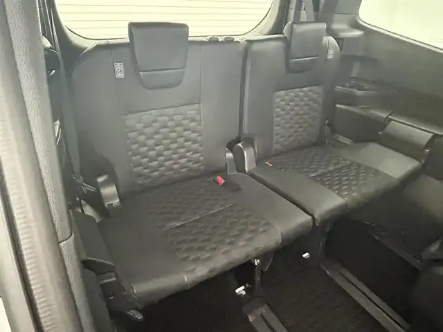 トヨタ ヴォクシー ハイブリッド S－Z 岡山県 2024(令6)年 2.5万km ホワイトパールクリスタルシャイン 純正10.5インチディスプレイオーディオ/「ナビ/CD/DVD/フルセグ/BT/HDMI/USB」/純正14インチフリップダウンモニター/型番:V14T-R72R/快適利便パッケージHigh/ミラー取付型デジタルインナーミラー/100V電源/バックカメラ/ブラインドスポットモニター/レーダークルーズコントロール/電動リアゲート/両側パワースライドドア/シートヒーター（1列目2列目）/ステアリングヒーター/オートハイビーム/LEDヘッドライト（AUTO機能付き）/ビルトインETC2.0/ドライブレコーダー（前後）/衝突軽減ブレーキシステム/横滑り防止装置/車線逸脱防止システム/コーナーセンサー（前後）/アイドリングストップ/スマートキー×2/取扱説明書/ナビ取扱説明書