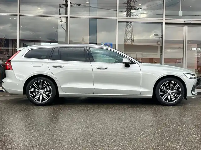 ボルボ Ｖ６０ T5 インスクリプション 富山県 2020(令2)年 4.8万km 白 純正HDDナビ/フルセグTV/Bluetooth接続/AM/FMラジオ/App-conect/CD再生/harman/kardonサウンド/バックカメラ/360°カメラ/前後ドラレコ/アイドリングストップ/ETC/D/N席パワーシート/D/N席シートヒーター/D/N席シートクーラー/ダッシュボード冷却/パワーバックドア/フットオープナー/WAC/AAC/HUD/BLIS/レーンキープアシスト/衝突軽減/パークアシスト