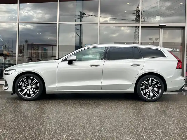 ボルボ Ｖ６０ T5 インスクリプション 富山県 2020(令2)年 4.8万km 白 純正HDDナビ/フルセグTV/Bluetooth接続/AM/FMラジオ/App-conect/CD再生/harman/kardonサウンド/バックカメラ/360°カメラ/前後ドラレコ/アイドリングストップ/ETC/D/N席パワーシート/D/N席シートヒーター/D/N席シートクーラー/ダッシュボード冷却/パワーバックドア/フットオープナー/WAC/AAC/HUD/BLIS/レーンキープアシスト/衝突軽減/パークアシスト