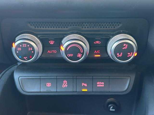 アウディ Ｓ１ スポーツバック 東京都 2016(平28)年 8.7万km ガンＭ 純正メモリナビ/BOSEサラウンドサウンドシステム/6MT/4WD/ターボ/右ハンドル/レッドブレーキキャリパー/コーナーセンサー/オートライト/アイドリングストップ/エンジンスタートボタン/スマートキー/オートエアコン/ドライブレコーダー(前後)/ETC/ABS/保証書＆記録簿