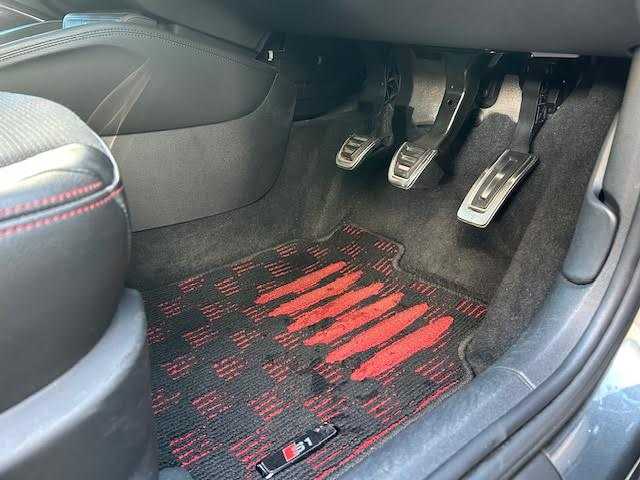 アウディ Ｓ１ スポーツバック 東京都 2016(平28)年 8.7万km ガンＭ 純正メモリナビ/BOSEサラウンドサウンドシステム/6MT/4WD/ターボ/右ハンドル/レッドブレーキキャリパー/コーナーセンサー/オートライト/アイドリングストップ/エンジンスタートボタン/スマートキー/オートエアコン/ドライブレコーダー(前後)/ETC/ABS/保証書＆記録簿