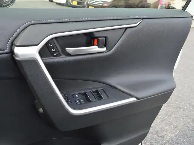 トヨタ ＲＡＶ４ ハイブリットG 栃木県 2020(令2)年 6.9万km ホワイトパールクリスタルシャイン モデリスタエアロ/・フロントスポイラー/・サイドスカート/・リヤスパッツ/モデリスタクールシャインキッド/・フロントグリルガーニッシュ/・ヘッドランプガーニッシュ/・バックドアガーニッシュ/TRD20インチアルミホイール［TRD TF X-Limited］/Toyota Safety Sense/・プリクラッシュセーフティ(歩行者[昼夜]・自転車運転/者[昼]検知機能付衝突回避支援タイプ／ミリ波レーダー＋単眼カメラ方式)/・レーントレーシングアシスト[LTA] /・レーダークルーズコントロール(全車速追従機能付)/・オートマチックハイビーム[AHB] /・ロードサインアシスト[RSA]/先行車発進告知機能[TMN]/インテリジェントクリアランスソナー[パーキングサポートブレーキ(静止物)]/リヤクロストラフィックオートブレーキ [パーキングサポートブレーキ(後方接近車両)]＋ブラインドスポットモニター[BSM]/純正9インチSDナビ［NSZT-Y68T］/・地デジ/・Bluetooth/・DVD/CD/SD/バックカメラ/運転席8ウェイパワーシート/快適温熱シート(運転席・助手席)/合皮シート/ハンズフリーパワーバックドア(挟み込み防止機能・停止位置メモリー機能付)/ETC