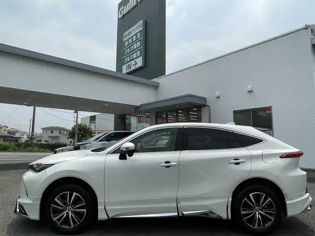トヨタ ハリアー S 熊本県 2021(令3)年 2.8万km ホワイトパールクリスタルシャイン モデリスタエアロ/ナビ機能付きディスプレイオーディオ/【フルセグTV/BT/AM/FM/USB/AUX】/バックカメラ/トヨタセーフティセンス/・プリクラッシュセーフティ/・レーントレーシングアシスト/・クリアランスソナー/・パーキングサポートブレーキ/・ロードサインアシスト/・オートマチックハイビーム/レーダークルーズコントロール/純正18インチAW/革調シートカバー/オートホールド/前後ドライブレコーダー/ＬＥＤヘッドライト/オートライト/ヘッドライトレベライザー/ビルトインＥＴＣ/革巻きステアリング/ステアリングリモコン/社外フロアマット/取扱説明書/保証書