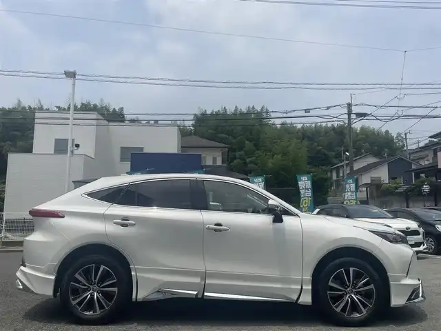 トヨタ ハリアー S 熊本県 2021(令3)年 2.8万km ホワイトパールクリスタルシャイン モデリスタエアロ/ナビ機能付きディスプレイオーディオ/【フルセグTV/BT/AM/FM/USB/AUX】/バックカメラ/トヨタセーフティセンス/・プリクラッシュセーフティ/・レーントレーシングアシスト/・クリアランスソナー/・パーキングサポートブレーキ/・ロードサインアシスト/・オートマチックハイビーム/レーダークルーズコントロール/純正18インチAW/革調シートカバー/オートホールド/前後ドライブレコーダー/ＬＥＤヘッドライト/オートライト/ヘッドライトレベライザー/ビルトインＥＴＣ/革巻きステアリング/ステアリングリモコン/社外フロアマット/取扱説明書/保証書