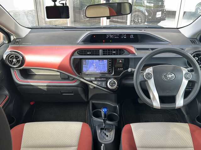 トヨタ アクア S 静岡県 2015(平27)年 8.9万km ディープアメジストマイカメタリック 純正ナビ/・AM/・FM/・CD/・ワンセグTV/・Bluetooth/・AUX/主要装備/・ＥＴＣ/・前後ドライブレコーダー/・バックカメラ/・ステアリングスイッチ/・純正フロアマット/・純正ホイールキャップ/・内装色ブリリアントレッド/・ファブリックシート表皮/・オートエアコン/・横滑り防止装置/・スマートキー/・プッシュスタート/・ＥＶモード/・車両接近警報装置