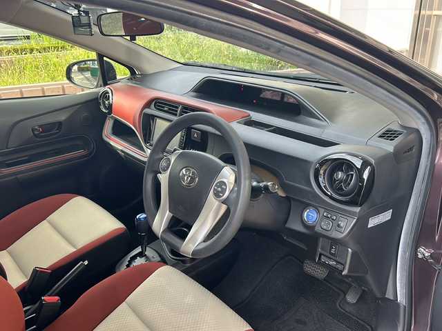トヨタ アクア S 静岡県 2015(平27)年 8.9万km ディープアメジストマイカメタリック 純正ナビ/・AM/・FM/・CD/・ワンセグTV/・Bluetooth/・AUX/主要装備/・ＥＴＣ/・前後ドライブレコーダー/・バックカメラ/・ステアリングスイッチ/・純正フロアマット/・純正ホイールキャップ/・内装色ブリリアントレッド/・ファブリックシート表皮/・オートエアコン/・横滑り防止装置/・スマートキー/・プッシュスタート/・ＥＶモード/・車両接近警報装置