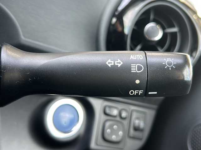 トヨタ アクア S 静岡県 2015(平27)年 8.9万km ディープアメジストマイカメタリック 純正ナビ/・AM/・FM/・CD/・ワンセグTV/・Bluetooth/・AUX/主要装備/・ＥＴＣ/・前後ドライブレコーダー/・バックカメラ/・ステアリングスイッチ/・純正フロアマット/・純正ホイールキャップ/・内装色ブリリアントレッド/・ファブリックシート表皮/・オートエアコン/・横滑り防止装置/・スマートキー/・プッシュスタート/・ＥＶモード/・車両接近警報装置