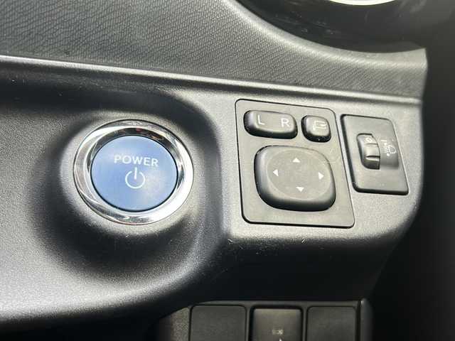 トヨタ アクア S 静岡県 2015(平27)年 8.9万km ディープアメジストマイカメタリック 純正ナビ/・AM/・FM/・CD/・ワンセグTV/・Bluetooth/・AUX/主要装備/・ＥＴＣ/・前後ドライブレコーダー/・バックカメラ/・ステアリングスイッチ/・純正フロアマット/・純正ホイールキャップ/・内装色ブリリアントレッド/・ファブリックシート表皮/・オートエアコン/・横滑り防止装置/・スマートキー/・プッシュスタート/・ＥＶモード/・車両接近警報装置