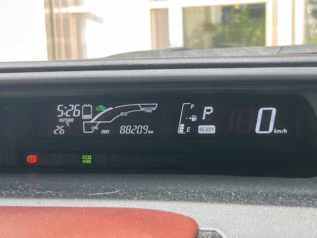 トヨタ アクア S 静岡県 2015(平27)年 8.9万km ディープアメジストマイカメタリック 純正ナビ/・AM/・FM/・CD/・ワンセグTV/・Bluetooth/・AUX/主要装備/・ＥＴＣ/・前後ドライブレコーダー/・バックカメラ/・ステアリングスイッチ/・純正フロアマット/・純正ホイールキャップ/・内装色ブリリアントレッド/・ファブリックシート表皮/・オートエアコン/・横滑り防止装置/・スマートキー/・プッシュスタート/・ＥＶモード/・車両接近警報装置