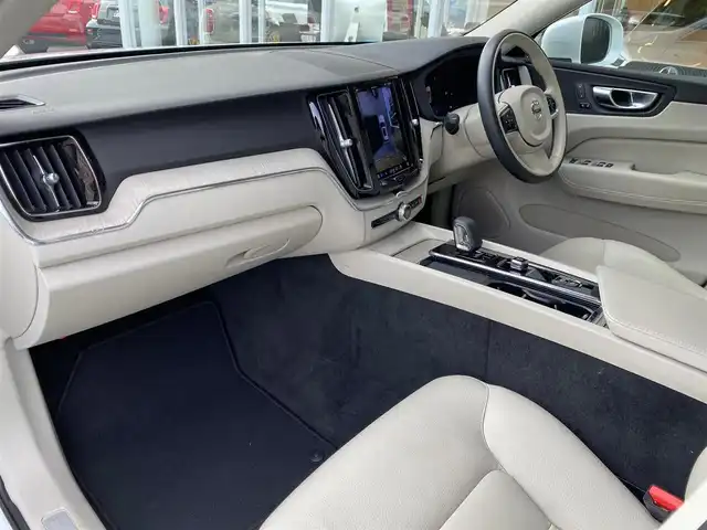 ボルボ ボルボ ＸＣ６０ プラス B5 福岡県 2022(令4)年 4.5万km クリスタルホワイトP ワンオーナー/白革シート/記録簿/スペアキー/禁煙車/前後ドラレコ/Ｇｏｏｇｌｅ/前後シートヒーター/ワイヤレススマホチャージ/メタルメッシュアルミニウムパネル/３６０°カメラ/パワーテールゲート/純正１８インチＡＷ