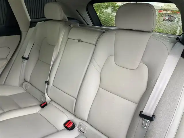 ボルボ ボルボ ＸＣ６０ プラス B5 福岡県 2022(令4)年 4.5万km クリスタルホワイトP ワンオーナー/白革シート/記録簿/スペアキー/禁煙車/前後ドラレコ/Ｇｏｏｇｌｅ/前後シートヒーター/ワイヤレススマホチャージ/メタルメッシュアルミニウムパネル/３６０°カメラ/パワーテールゲート/純正１８インチＡＷ