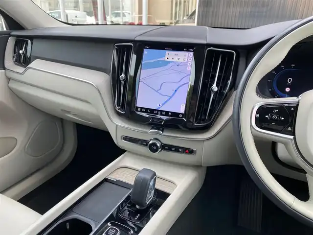 ボルボ ボルボ ＸＣ６０ プラス B5 福岡県 2022(令4)年 4.5万km クリスタルホワイトP ワンオーナー/白革シート/記録簿/スペアキー/禁煙車/前後ドラレコ/Ｇｏｏｇｌｅ/前後シートヒーター/ワイヤレススマホチャージ/メタルメッシュアルミニウムパネル/３６０°カメラ/パワーテールゲート/純正１８インチＡＷ
