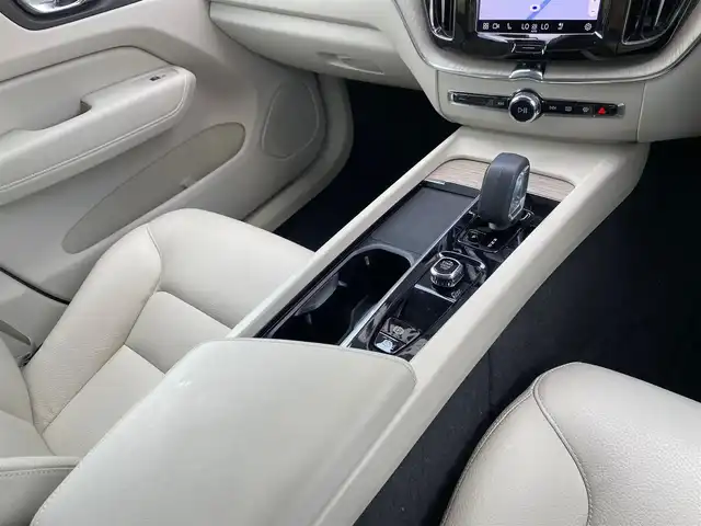 ボルボ ボルボ ＸＣ６０ プラス B5 福岡県 2022(令4)年 4.5万km クリスタルホワイトP ワンオーナー/白革シート/記録簿/スペアキー/禁煙車/前後ドラレコ/Ｇｏｏｇｌｅ/前後シートヒーター/ワイヤレススマホチャージ/メタルメッシュアルミニウムパネル/３６０°カメラ/パワーテールゲート/純正１８インチＡＷ