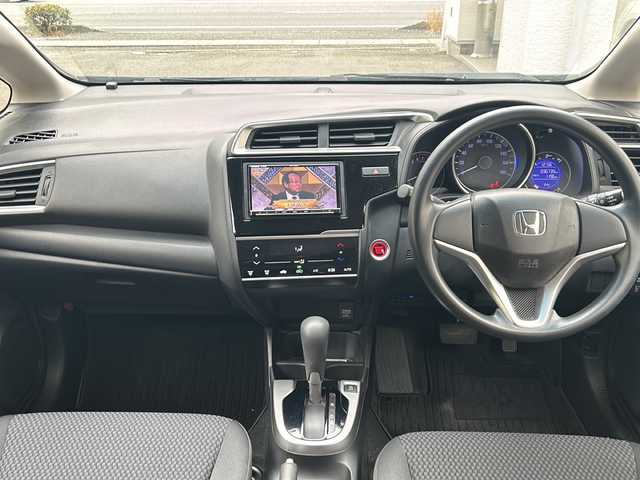 ホンダ フィット 13G F 高知県 2017(平29)年 3.7万km プレミアムホワイトパールⅡ 社外７インチナビ/（フルセグＴＶ／Ｂｌｕｅｔｏｏｔｈオーディオ／ＣＤ・ＤＶＤ）/ＥＴＣ/ＬＥＤヘッドライト/オートライト/純正フロアマット/社外アルミホイール/スマートキー/スペアキー