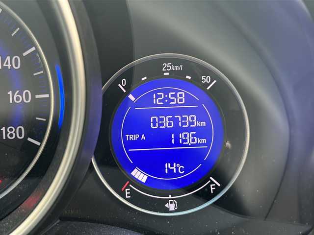 ホンダ フィット 13G F 高知県 2017(平29)年 3.7万km プレミアムホワイトパールⅡ 社外７インチナビ/（フルセグＴＶ／Ｂｌｕｅｔｏｏｔｈオーディオ／ＣＤ・ＤＶＤ）/ＥＴＣ/ＬＥＤヘッドライト/オートライト/純正フロアマット/社外アルミホイール/スマートキー/スペアキー