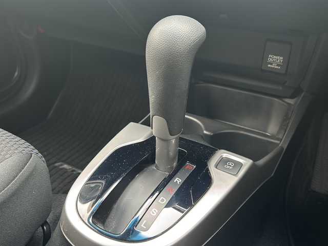 ホンダ フィット 13G F 高知県 2017(平29)年 3.7万km プレミアムホワイトパールⅡ 社外７インチナビ/（フルセグＴＶ／Ｂｌｕｅｔｏｏｔｈオーディオ／ＣＤ・ＤＶＤ）/ＥＴＣ/ＬＥＤヘッドライト/オートライト/純正フロアマット/社外アルミホイール/スマートキー/スペアキー