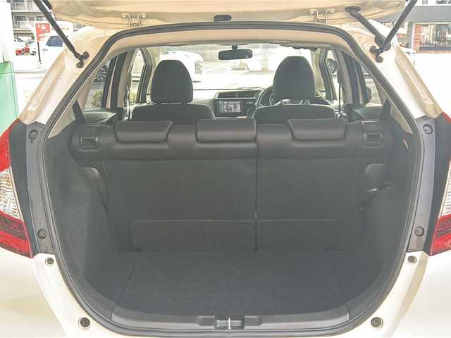 ホンダ フィット 13G F 高知県 2017(平29)年 3.7万km プレミアムホワイトパールⅡ 社外７インチナビ/（フルセグＴＶ／Ｂｌｕｅｔｏｏｔｈオーディオ／ＣＤ・ＤＶＤ）/ＥＴＣ/ＬＥＤヘッドライト/オートライト/純正フロアマット/社外アルミホイール/スマートキー/スペアキー