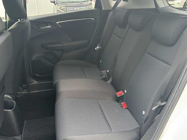 ホンダ フィット 13G F 高知県 2017(平29)年 3.7万km プレミアムホワイトパールⅡ 社外７インチナビ/（フルセグＴＶ／Ｂｌｕｅｔｏｏｔｈオーディオ／ＣＤ・ＤＶＤ）/ＥＴＣ/ＬＥＤヘッドライト/オートライト/純正フロアマット/社外アルミホイール/スマートキー/スペアキー