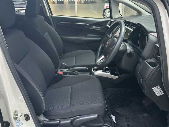 ホンダ フィット 13G F 高知県 2017(平29)年 3.7万km プレミアムホワイトパールⅡ 社外７インチナビ/（フルセグＴＶ／Ｂｌｕｅｔｏｏｔｈオーディオ／ＣＤ・ＤＶＤ）/ＥＴＣ/ＬＥＤヘッドライト/オートライト/純正フロアマット/社外アルミホイール/スマートキー/スペアキー