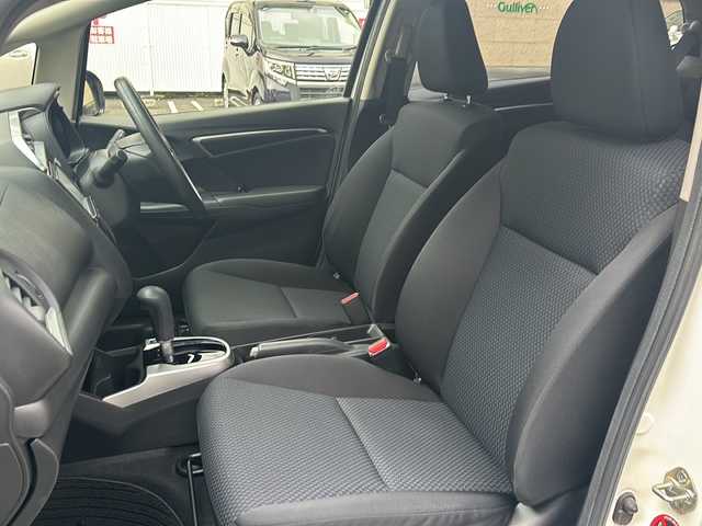 ホンダ フィット 13G F 高知県 2017(平29)年 3.7万km プレミアムホワイトパールⅡ 社外７インチナビ/（フルセグＴＶ／Ｂｌｕｅｔｏｏｔｈオーディオ／ＣＤ・ＤＶＤ）/ＥＴＣ/ＬＥＤヘッドライト/オートライト/純正フロアマット/社外アルミホイール/スマートキー/スペアキー